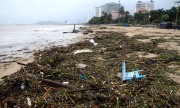Bãi biển Nha Trang tràn ngập rác lũ